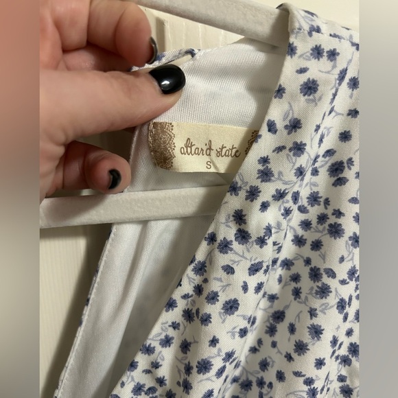Altar’d State Blue & White Floral Deep V Romper Size Small - Picture 4 of 6